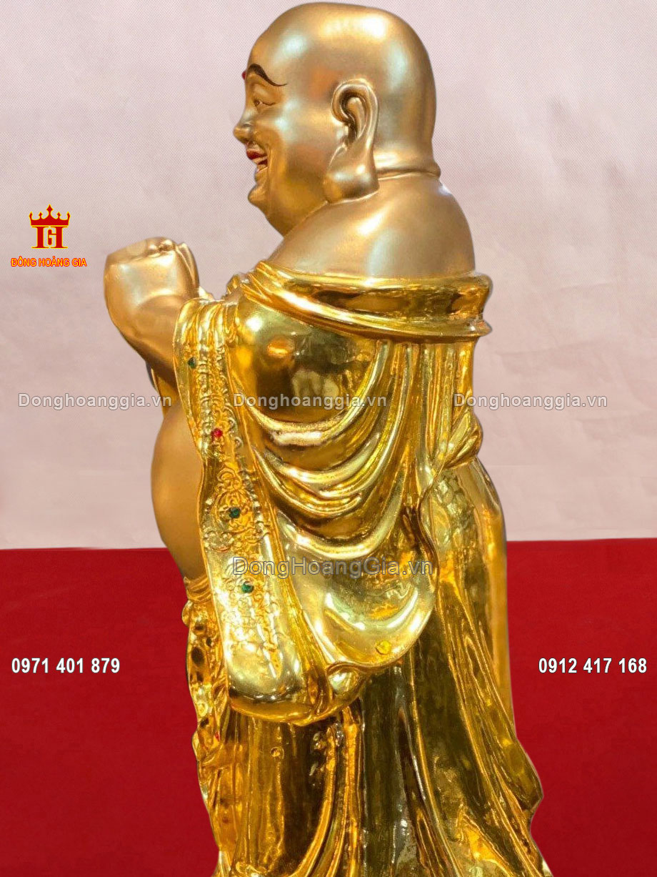 Bề mặt pho tượng được mạ vàng 24K mang đến vẻ đẹp sang trọng và đẳng cấp